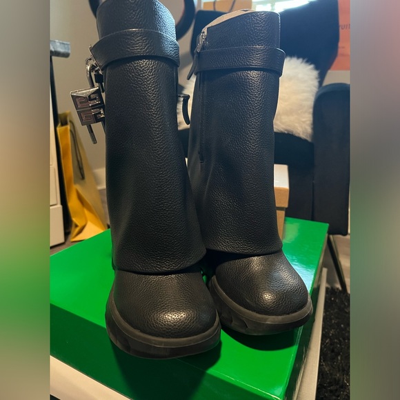 Givenchy Shark Lock Biker ankle boots in grained leather - Picture 2 of 6